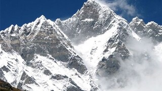 V Himalájach sa stratilo turistické lietadlo. Na palube bolo 22 ľudí